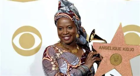 Musique & Consécration : ANGELIQUE KIDJO DEVIENT LA PREMIERE ARTISTE AFRICAINE HONOREE SUR LE HOLLYWOOD WALK OF FAME