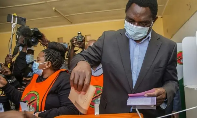 Présidentielle en Zambie : HAKAINDE HICHILEMA DONNE FAVORI MAIS SOUS HAUTE PRESSION DANS LES URNES