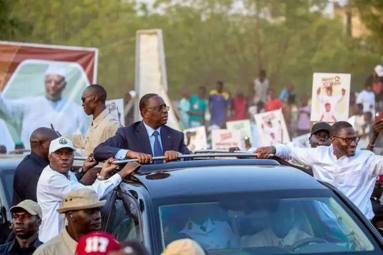 Politique : L'ANCIEN PRESIDENT MACKY SALL, ACCUEILLI PAR UNE FOULE EN LIESSE