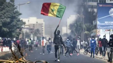 Sénégal : LA MONTEE DES TENSIONS SOCIALES FACE A LA VIE CHERE, AUX DELESTAGES ET AU CHOMAGE TESTE LA CONFIANCE ENVERS LE POUVOIR