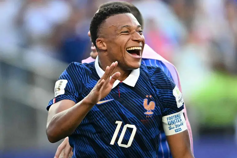 Football : KYLIAN MBAPPE AFFICHE SES AMBITIONS POUR LE BALLON D'OR ET SALUE L'ARRIVEE DE ZINEDINE ZIDANE