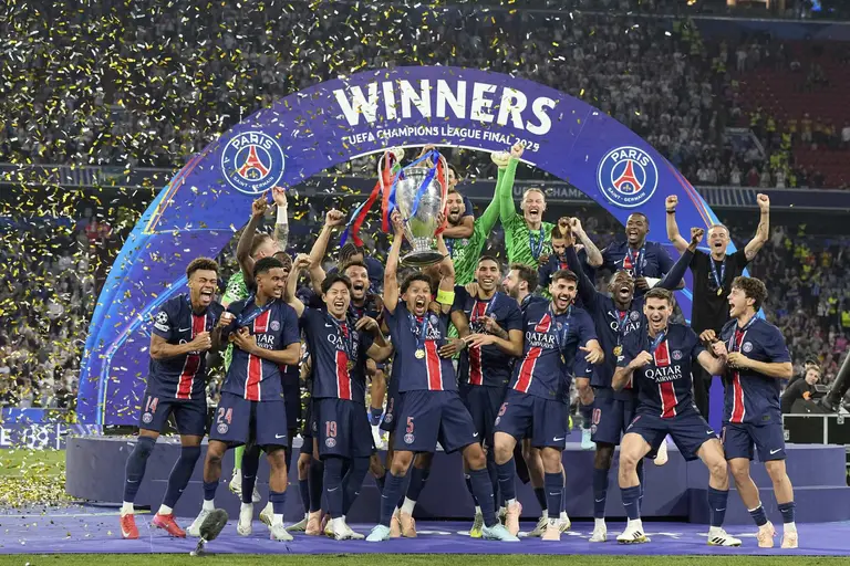 Football/Ligue des champions : PHASE DE LIGUE EXIGEANTE POUR LE PSG ET LILLE, LENS PRESERVE SES CHANCES