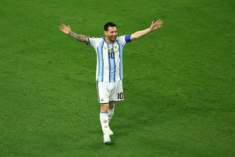 Sports : LE FOOTBALL NATIONAL SUSPEND LE JEU A LA 10e MINUTE POUR HONORER LIONEL MESSI